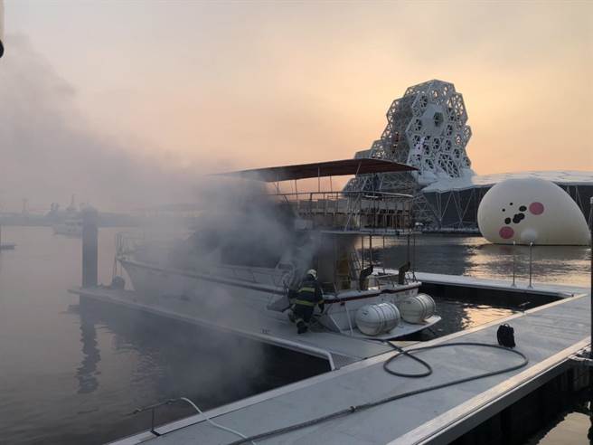 高雄今日下午停泊在光荣码头岸的千万游艇突然冒烟起火，民眾见状立即通报，警消获报后立即到现场扑灭，所幸无人伤亡，至于游艇起火原因仍待消防鑑识人员调查中。（翻摄照片／崔正纲高雄传真）
