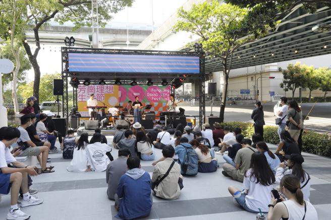 芳岗建设董事长林达标(左)、兴联诚广告总经理周惠宾(右)一起参加理想生活节。