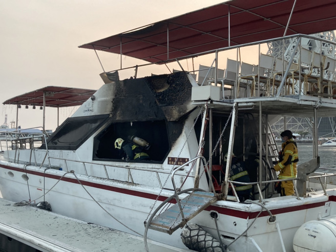 高雄1日下午停泊在光荣码头岸的千万游艇突然冒烟起火，民眾见状立即通报，警消获报后立即到现场扑灭，所幸无人伤亡，至于游艇起火原因仍待消防鑑识人员调查中。（翻摄照片／崔正纲高雄传真）
