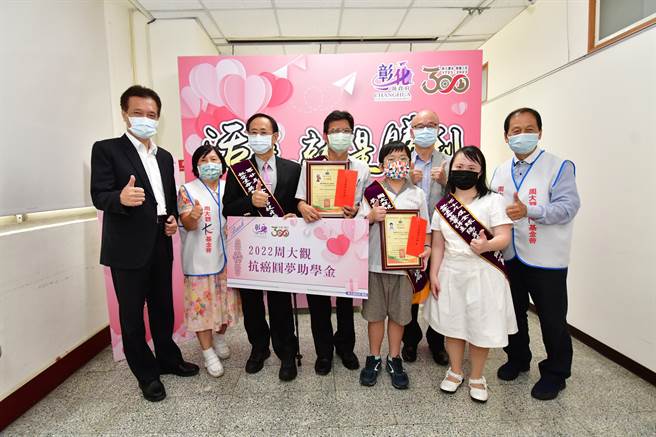 周大觀文教基金會頒發抗癌助學金，號召更多人搶救抗癌小鬥士，因陳妍勻還在醫院治療，大同國中校長謝國士（中）代為領獎。（吳敏菁攝）