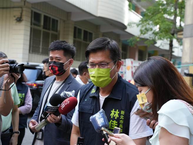 新北市长侯友宜公开喊话向新北市民拉票，呼吁选民勿让2014年朱立伦仅险胜2万票的事件重演，民进党新北市长参选人林佳龙(中)对此则酸，若是侯友宜担心，让他彻底不用担心的办法「就是让林佳龙当选」。(黄敬文摄)