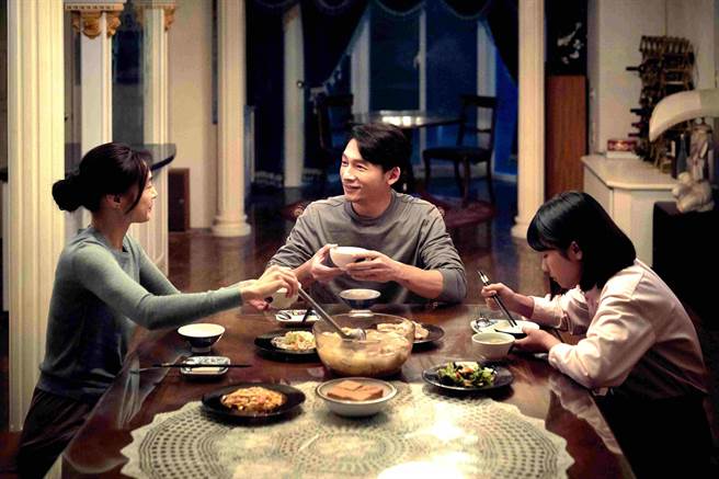 温升豪（中）和曾佩瑜（左）在《梦游乐园》中扮假面夫妻。（海鹏提供）