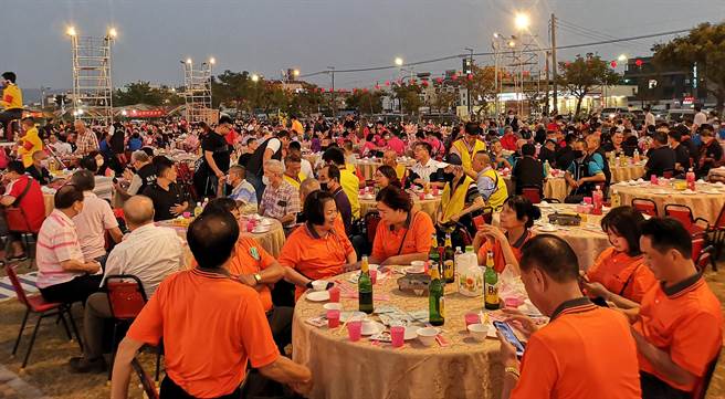 梧棲區浩天宮媽祖廟1日晚上，於中港高中體育館前舉辧起馬宴，席開近500桌慰勞駕前志工等團隊。（浩天宮管理委員會提供）