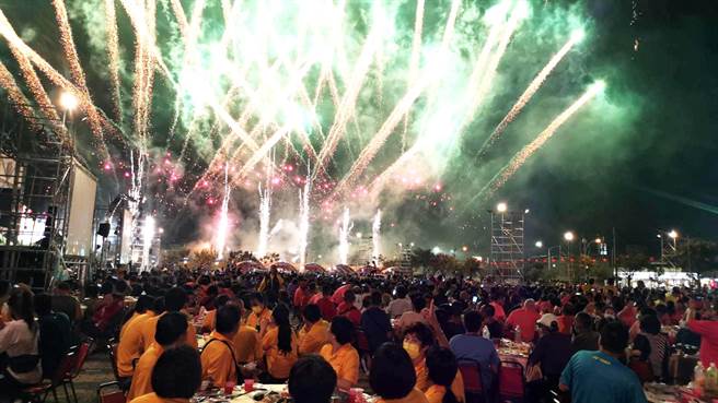 梧棲區浩天宮媽祖廟1日晚上，於中港高中體育館前舉辧起馬宴，席開近500桌慰勞駕前志工等團隊。（浩天宮管理委員會提供）
