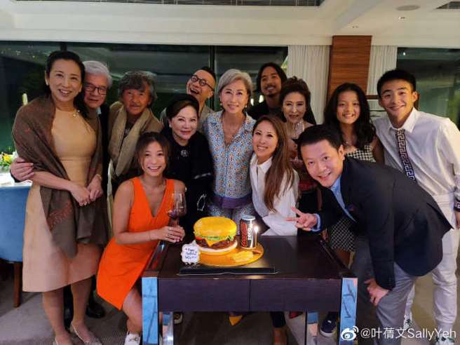 朱玲玲(左一)优雅现身替叶蒨文庆生。(图／取自叶蒨文微博)