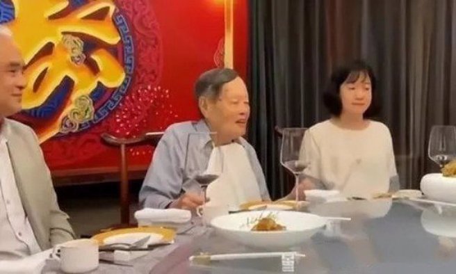 杨振寧(中)百岁宴画面曝光，身旁正是与他携手相伴18年的妻子翁帆(右)。（取自凤凰网）
