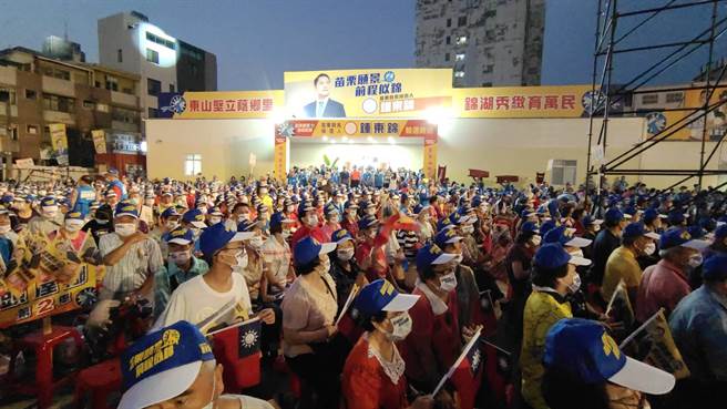 苗栗縣長參選人鍾東錦1日晚間在苗栗市競總廣場舉辦萬人造勢晚會。（鍾東錦競總提供／謝明俊苗栗傳真）