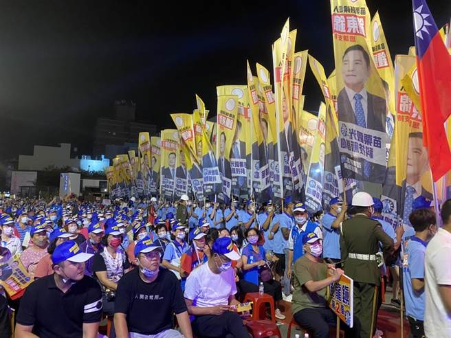苗栗縣長參選人鍾東錦1日晚間在苗栗市競總廣場舉辦萬人造勢晚會。（鍾東錦競總提供／謝明俊苗栗傳真）