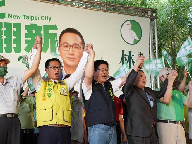 民进党新北市长参选人林佳龙(前排中)说，国民党在新北市执政17年，侯市长已经做了12年，市民普遍都想换人、换党做做看，强调自己会让新北大翻新，跟台北市成为双子星城市。(黄敬文摄)