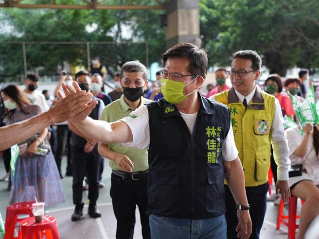 民进党新北市长参选人林佳龙(前)1日下午前往新北市新庄区，参加市议员候选人林秉宥的南新庄联合竞总成立大会。(黄敬文摄)