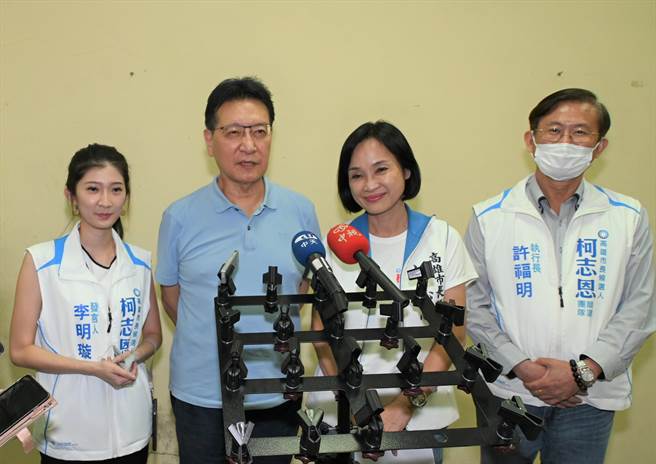 对于前高雄市长韩国瑜评估高雄市长选举由现任市长陈其迈连任才是正常的，国民党高雄市长参选人柯志恩（右二）听了后大笑，中广董事长赵少康（左二）说，柯志恩会再创奇蹟。（林瑞益摄）