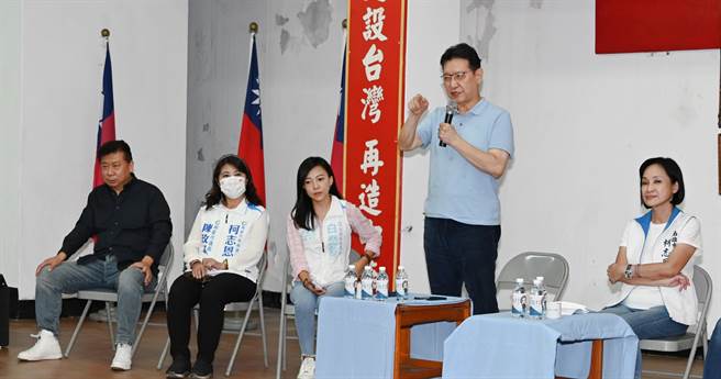 中广董事长赵少康（右二）1日晚间到楠梓区国民党部参加座谈会，他认为， 国民党高雄市长参选人柯志恩（右）会再创奇蹟。（林瑞益摄）