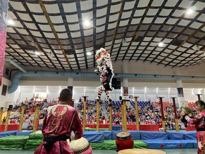 睽违两年，2022年新北市泰山狮王文化节今(1)日在泰山综合体育馆登场，此次狮王争霸赛来自台湾各地共8组队伍参赛，而今年的冠军队伍则由新竹联丰龙狮战鼓团(见图)以9.25的高分拿下。(泰山区公所提供)