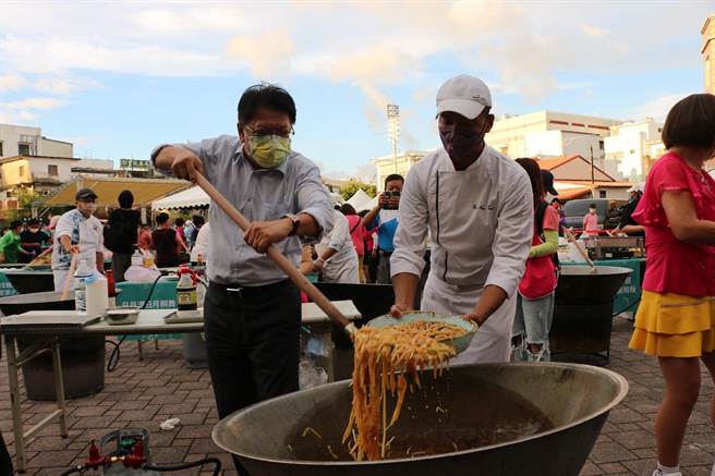 屏东粄条文化节，千份粄食恒春西门飘香。(屏县府提供)