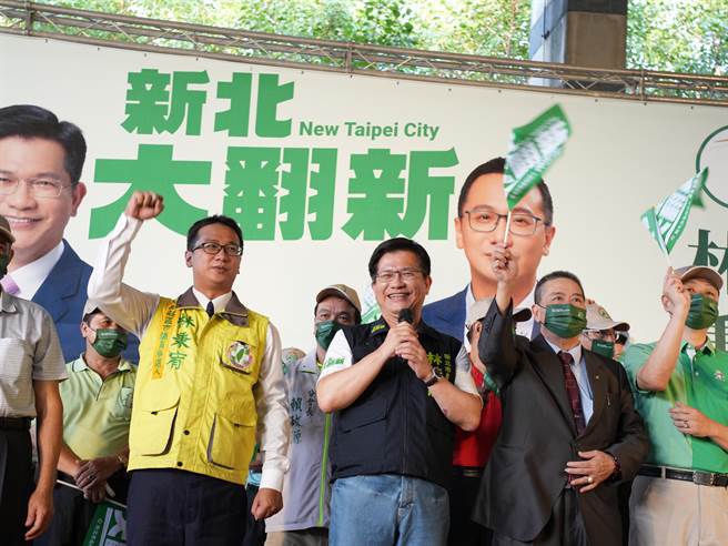 民进党新北市长参选人林佳龙(右3)批新北市长侯友宜将新北市府当成自己的竞选总部，更称侯阵营应该是要针对政见赞成与否做出具体立场，而非泼脏水。(黄敬文提供)