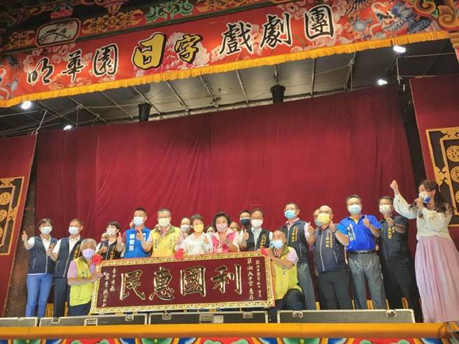 明華園日字戲劇團1日晚間在大里草湖太子宮演出經典大戲《八仙傳奇》，盧秀燕與民眾共同重溫歌仔戲。（潘虹恩攝）