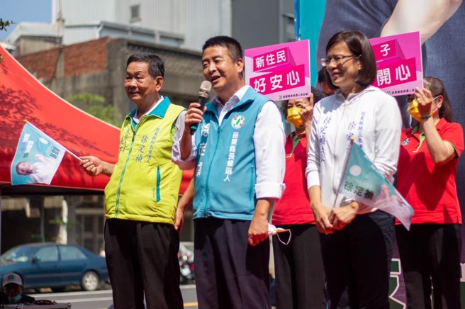 徐定祯1日与妻子杨士仪一同出席苑里「女力『祯』心来相挺——苗栗县长参选人徐定祯妇女造势活动」，他强调，女力「祯」心来相挺，让苗栗彻底翻转。(摘自徐定祯粉专)

