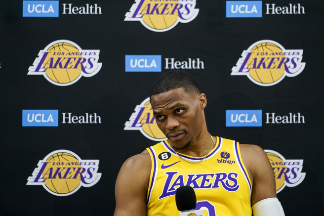 韦斯布鲁克(Russell Westbrook)歷经交易风波，新赛季有很大机率继续留在湖人。(美联社)