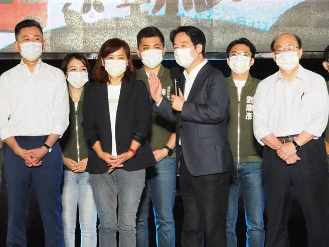 副总统赖清德（右二）1日晚间参加沈慧虹（左二）竞总所举办的「魔法小虹号」幸福列车第3站活动，赖清德大讚沈慧虹推出的「育儿虹包政见」。（陈育贤摄）