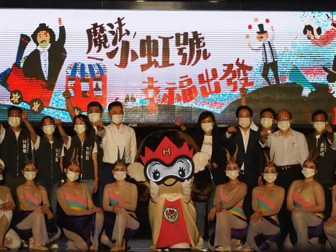 副总统赖清德（右三）1日晚间参加沈慧虹（右四）竞总所举办的「魔法小虹号」幸福列车第3站活动。（陈育贤摄）