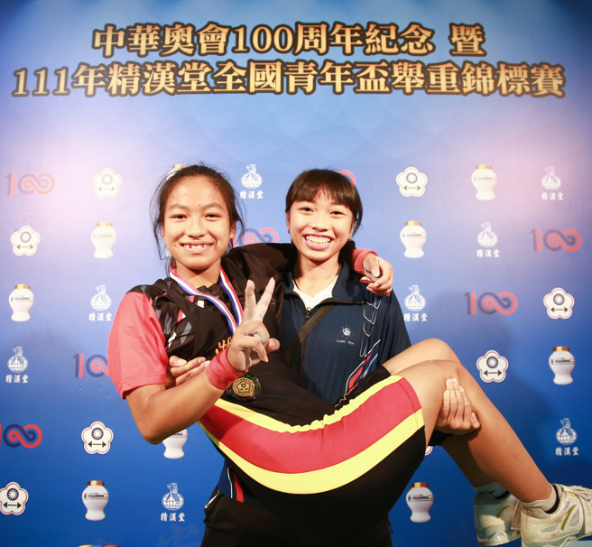 姊姊潘幸甄将妹妹潘美金「公主抱」。(主办单位提供)