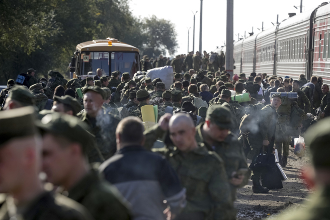 許多人前往戰區前趕去生殖中心，哪怕只有幾個小時，急的要求把自己的血脈保存起來，萬一一去不復返，至少還能替家中傳宗接代。(圖/美聯社)  