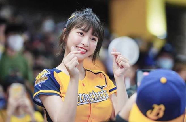 峮峮是中职啦啦队女神。(图／取自峮峮IG)