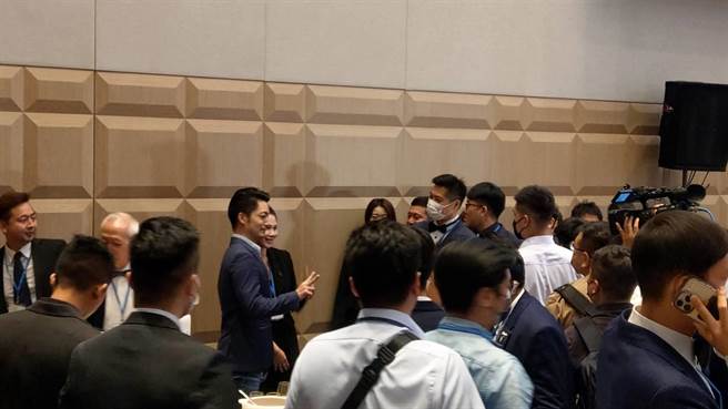 台北市国际青年商会今晚于台北万豪酒店举行65周年庆典活动，民进党籍台北市长参选人陈时中、国民党籍台北市长参选人蒋万安、无党籍台北市长参选人黄珊珊依序出席(邱新博摄)