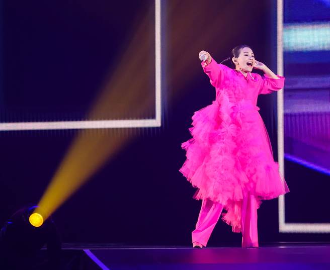 彭佳慧1日在台北小巨蛋开唱，开心与粉丝互动。（罗永铭摄）