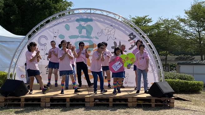 活動中邀請在地身心障礙團體輪番上陣帶來精彩演出，炒熱現場氣氛(于家麒攝)