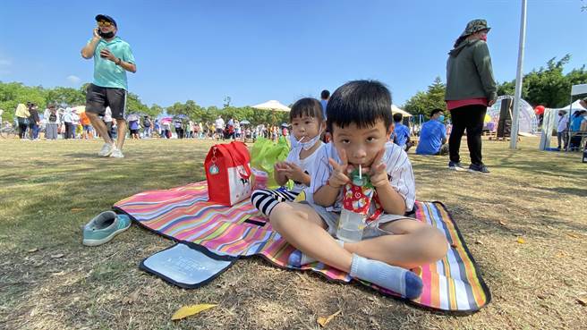 活動現場設有野餐區供民眾使用，讓親子共度周末午後美麗時光(于家麒攝)