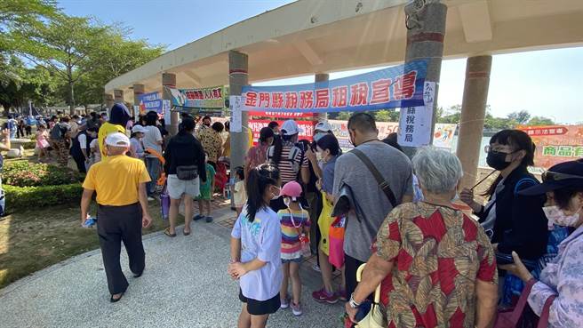 各網絡單位進行設攤宣導，讓現場民眾可以更加了解身心障礙者及相關福利服務資源(于家麒攝)