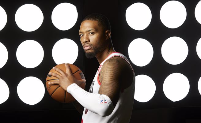 利拉德(Damian Lillard)與拓荒者續約，其年薪將創下單季新高。(美聯社)