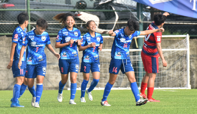 台中蓝鲸田中麻帆（右）对高雄阳信首开纪录后振臂欢呼。（中华足协提供）