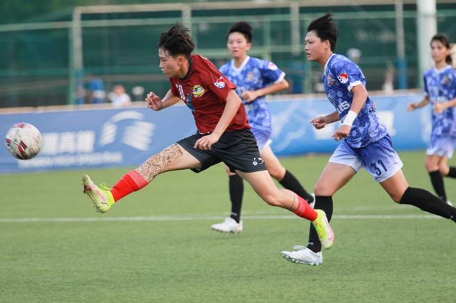 新北航源小跑车陈燕萍（左）下半场劲射攻破桃园战神大门。（中华足协提供）