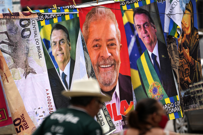 街头商家贩售印有候选人现任极右派总统波索纳洛（Jair Bolsonaro）与前总统鲁拉（Luiz Inacio Lula da Silva）图像的毛巾。(图/美联社) 