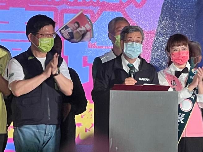 前副總統陳建仁（中）幫民進黨新北市長候選人林佳龍（左）、新北市議員候選人張嘉玲（右）站台。（資料照／王揚傑攝）