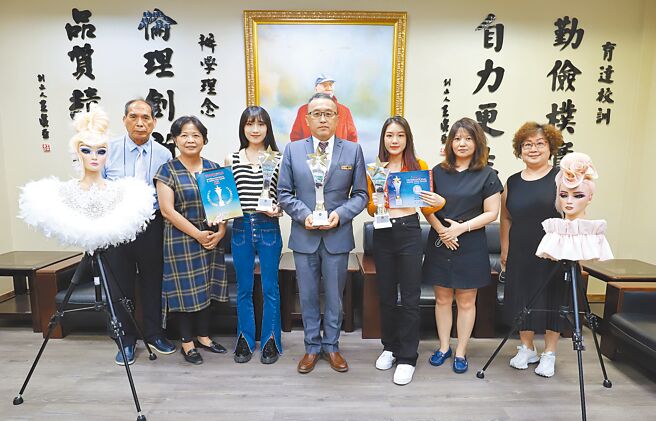 育达科大时尚系学生郭家彤（左三）、许诗雅（右三）荣获OMC世界杯锦标赛青年组新娘髮型2021年金牌、2022年铜牌奖，与校长黄荣鹏（中）及师长合照。图／育达科大提供