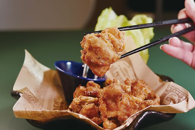 〈椒麻唐扬鸡〉标榜以川味〈辣子鸡〉发想，融入异国的料理手法，加上主厨精心特制腌料，不仅可以吃到川式的辣香、泰式的椒麻味，还有日式唐扬的脆口多汁口感。图／姚舜