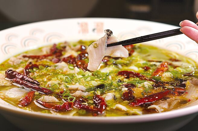 〈酸菜鱼〉是採乌鳢鱼，肉质细致、口感滑嫩。图／姚舜