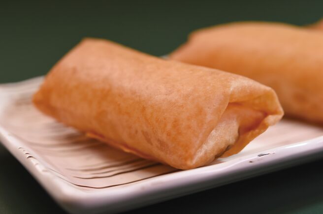 〈脆皮鲜虾卷〉包卷鲜虾入馅时刻意留「空」，油炸起锅后口感更加酥脆。图／姚舜