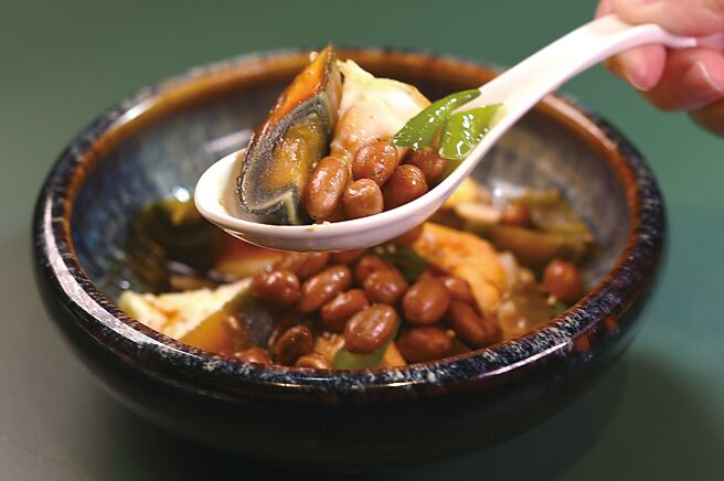 可以点〈川椒双味催泪蛋〉搭配〈酸菜鱼〉一起吃。图／姚舜