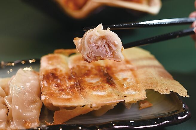 〈韭黄冰花锅贴〉以韭黄为内馅，并有口感酥脆的底皮。图／姚舜