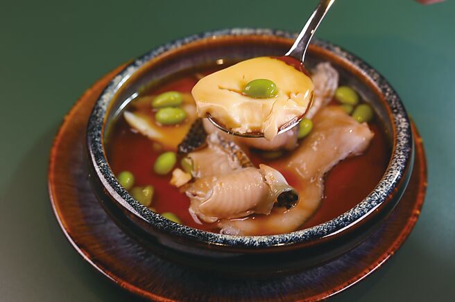 〈鱼片蒸土鸡蛋〉选用土鸡蛋，加入熬煮高汤搅匀蒸熟，再淋上特调酱汁，口感软嫩柔滑。图／姚舜