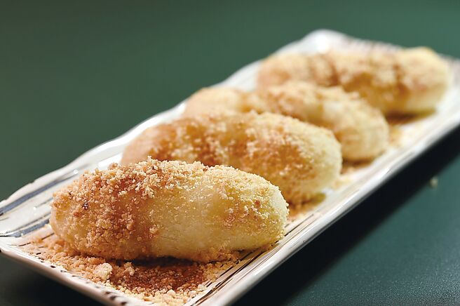 〈红糖软糍〉是以麻糬包裹红豆馅，炸至外酥内软，并撒上花生粉及红糖浆，口感Q弹软糯。图／姚舜