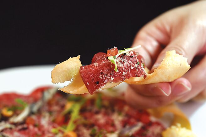 品尝〈日本生和牛薄片〉时可将和牛片卷上〈帕玛森起司脆片〉饼乾一起享用。图／姚舜