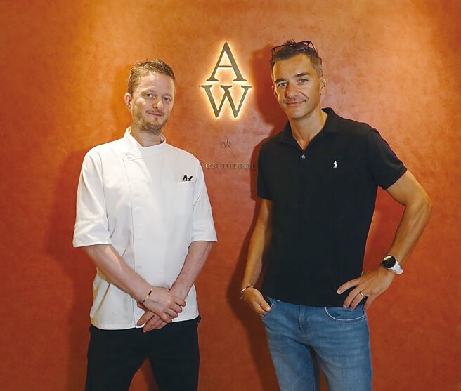 〈S．S．A．W〉餐厅行政总厨为法籍的David Chauveau（左）、甜点专卖店〈SS Patisserie‧夏〉的义大利籍厨艺顾问叶博乔（Giorgio Pappalardo）。图／姚舜