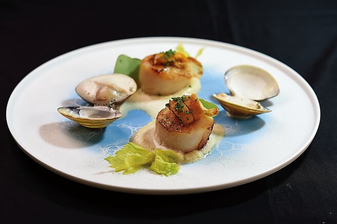 〈北海道干贝／根芹菜／海胆〉是以煎烤的北海道生食级大干贝，用北海道海胆点缀并提味，并搭配奶油酱汁煮的大蛤蛎一起呈盘上桌。图／姚舜
