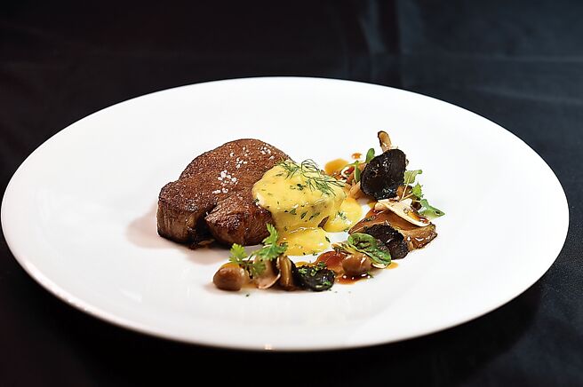 〈日本A5和牛菲力／野生菌菇〉是以脂肪较少的鹿儿岛和牛菲力煎烤后，以法式伯那西酱（Bearnaise）提味，并以香煎综合菇蕈为Side Dish呈盘。图／姚舜