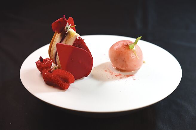 甜点〈香水覆盆莓／草莓雪酪〉的覆盆莓蛋糕，外层是覆盆莓巧克力，内层是以白色的荔枝香堤和杏仁饼乾构成的法式杏仁海绵蛋糕，内馅为糖渍覆盆莓和葡萄柚。图／姚舜